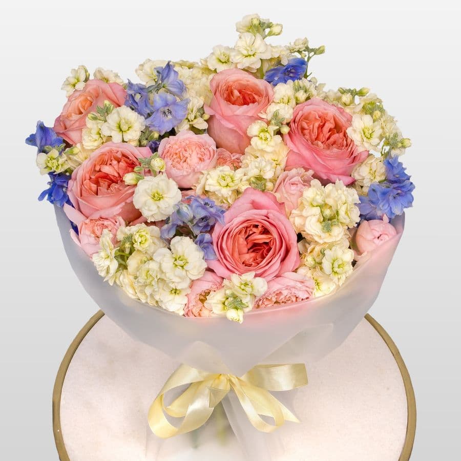 Букет из Маттиолы, Роз и Дельфиниума «Облачный сад»