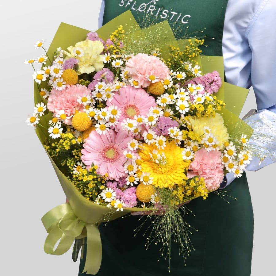 Букет из Ромашек, Гвоздик и Гермини «Песня луга»