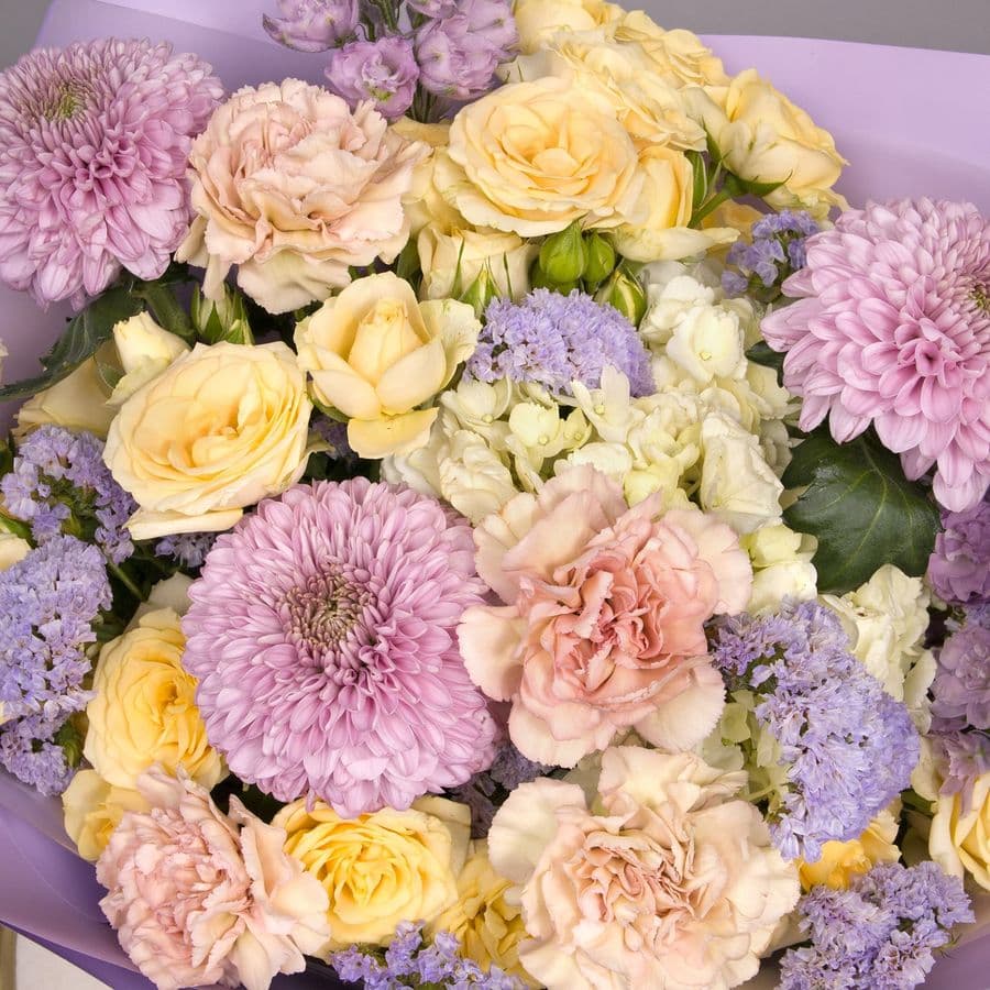 Букет из Гвоздик, Хризантем, Роз и Дельфиниума «Счастье рядом»