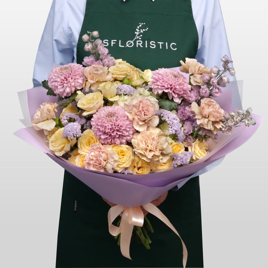 Букет из Гвоздик, Хризантем, Роз и Дельфиниума «Счастье рядом»