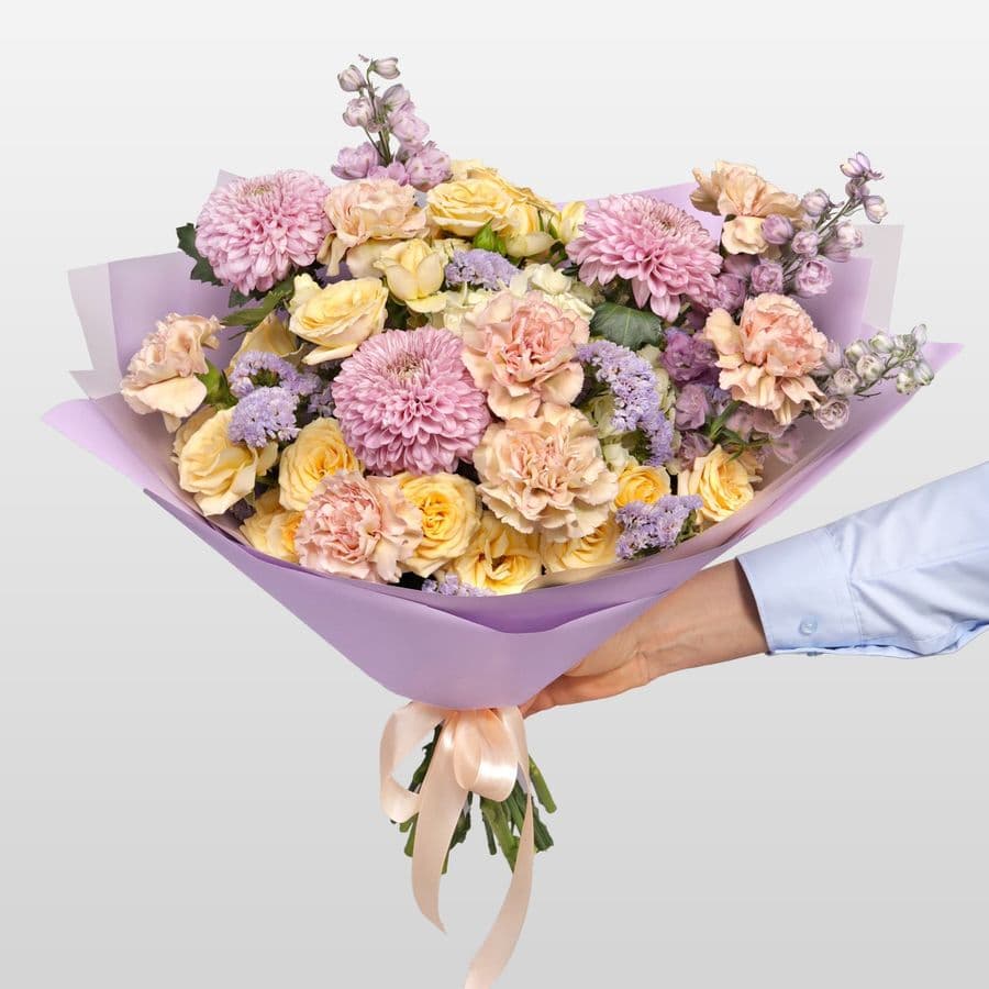 Букет из Гвоздик, Хризантем, Роз и Дельфиниума «Счастье рядом»