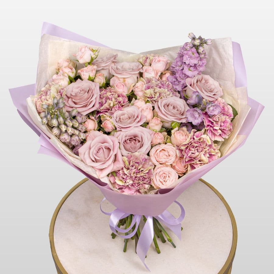 Букет из Гвоздик, Роз и Дельфиниума «Ветер перемен»