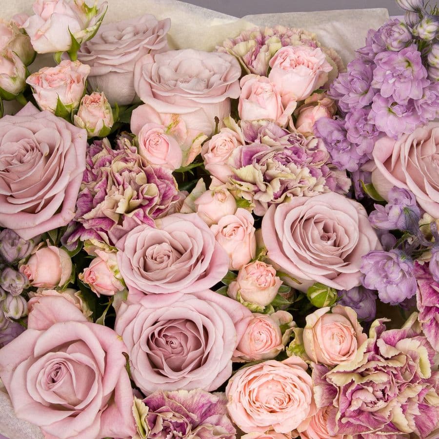 Букет из Гвоздик, Роз и Дельфиниума «Ветер перемен»