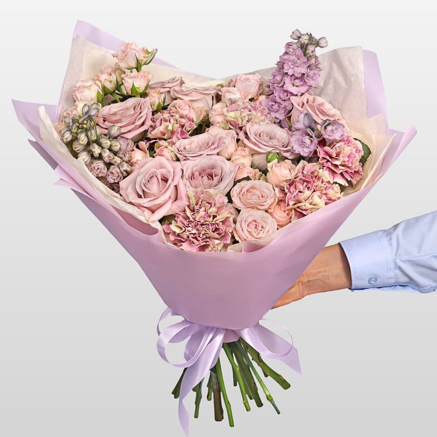 Букет из Гвоздик, Роз и Дельфиниума «Ветер перемен»