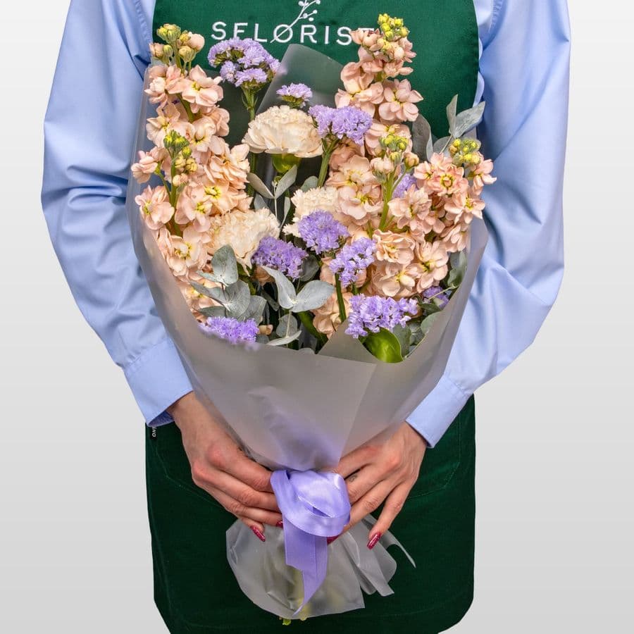 Букет из Гвоздик, Маттиол и Статицы «Тайна чувств»