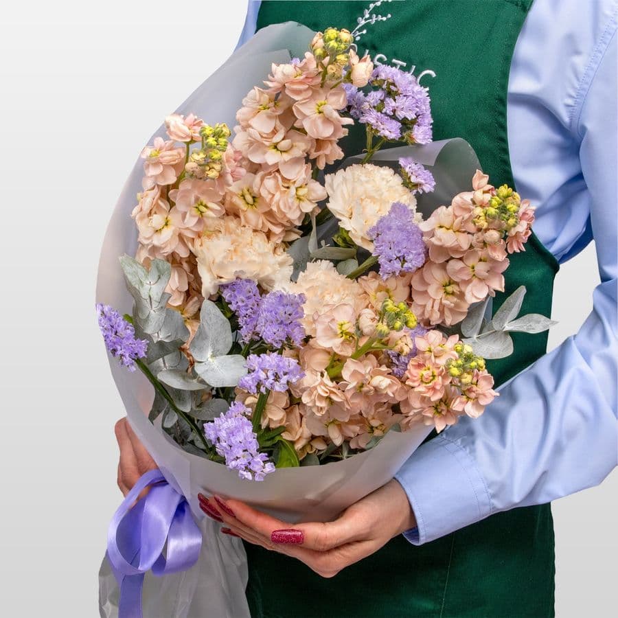 Букет из Гвоздик, Маттиол и Статицы «Тайна чувств»