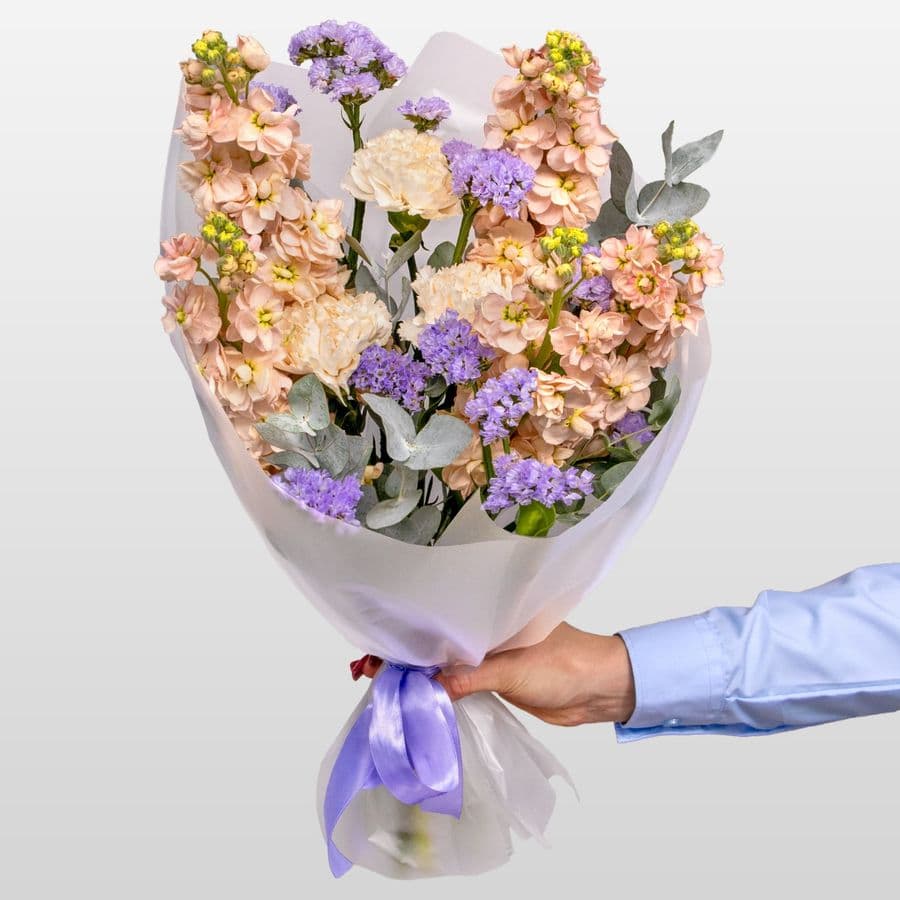 Букет из Гвоздик, Маттиол и Статицы «Тайна чувств»