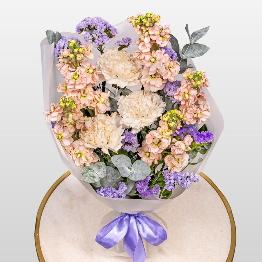 Букет из Гвоздик, Маттиол и Статицы «Тайна чувств»