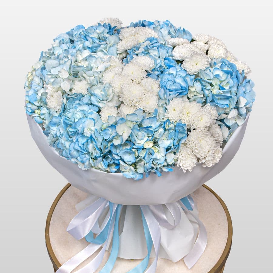Букет из Гортензий и Хризантем Сантини «Объятия ветра»