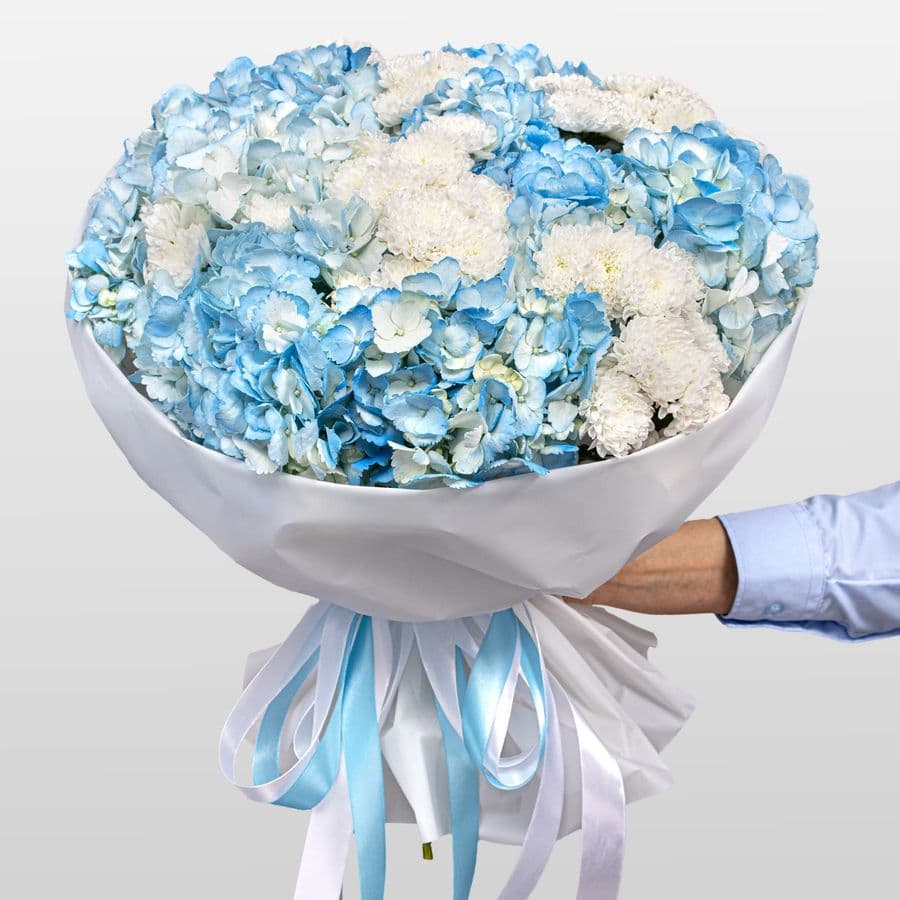 Букет из Гортензий и Хризантем Сантини «Объятия ветра»
