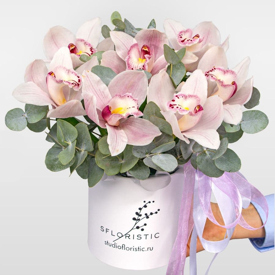 Композиция из Орхидей в шляпной коробке «Пленительная нежность»