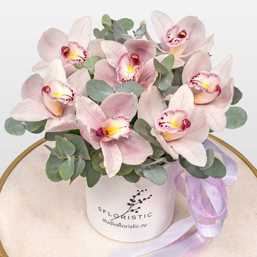 Композиция из Орхидей в шляпной коробке «Пленительная нежность»
