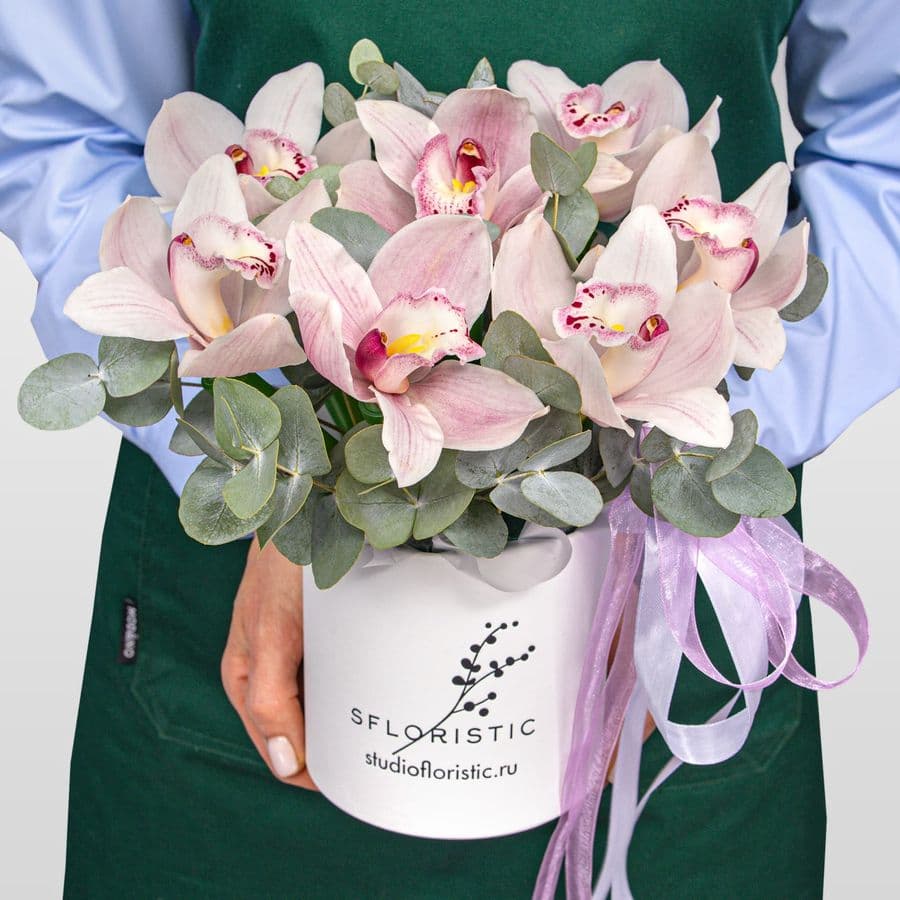 Композиция из Орхидей в шляпной коробке «Пленительная нежность»