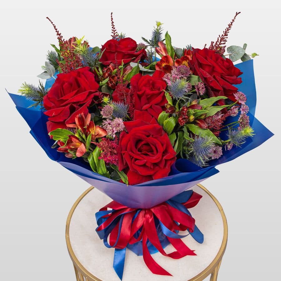 Букет из Роз, Альстромерий и Астильбы «Рубиновая ночь»