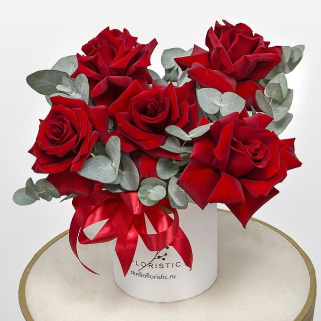 Композиция из Роз Эквадор в шляпной коробке «Алый Вихрь» Композиция из Роз Эквадор в шляпной коробке «Алый Вихрь»