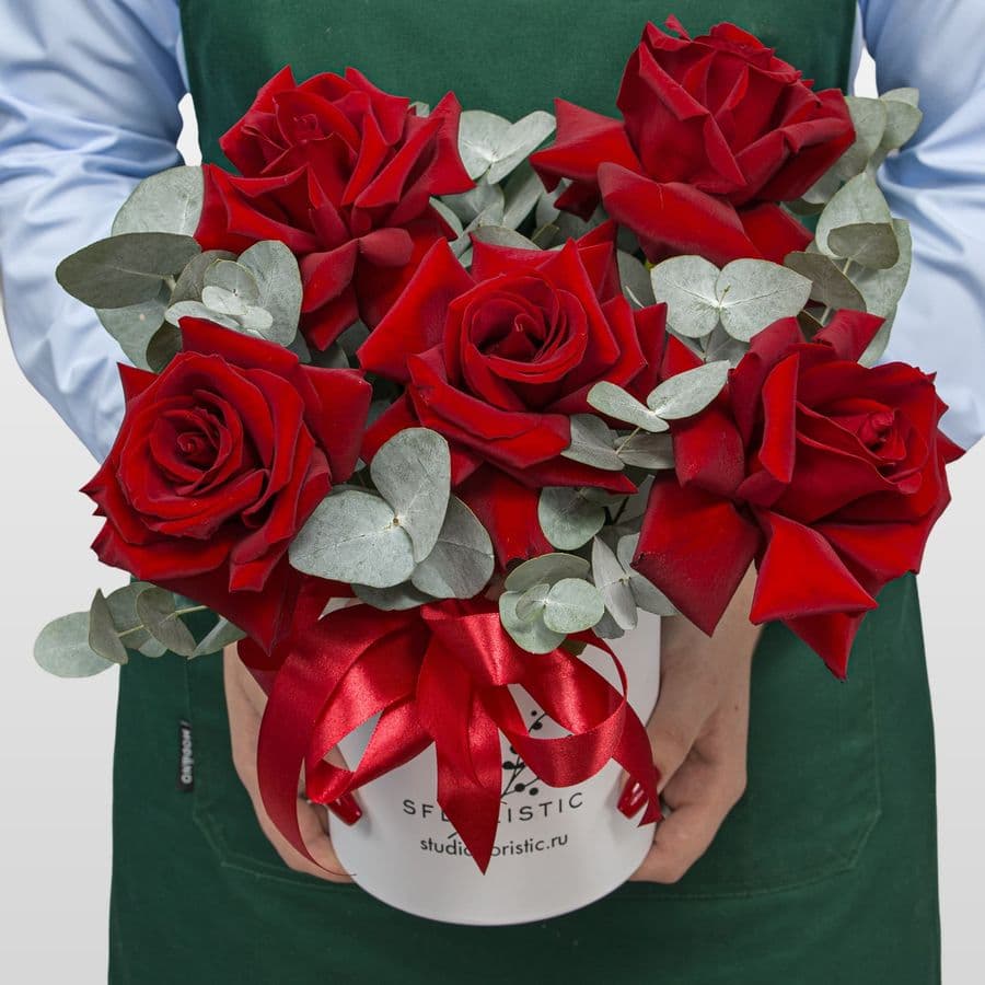 Композиция из Роз Эквадор в шляпной коробке «Алый Вихрь»