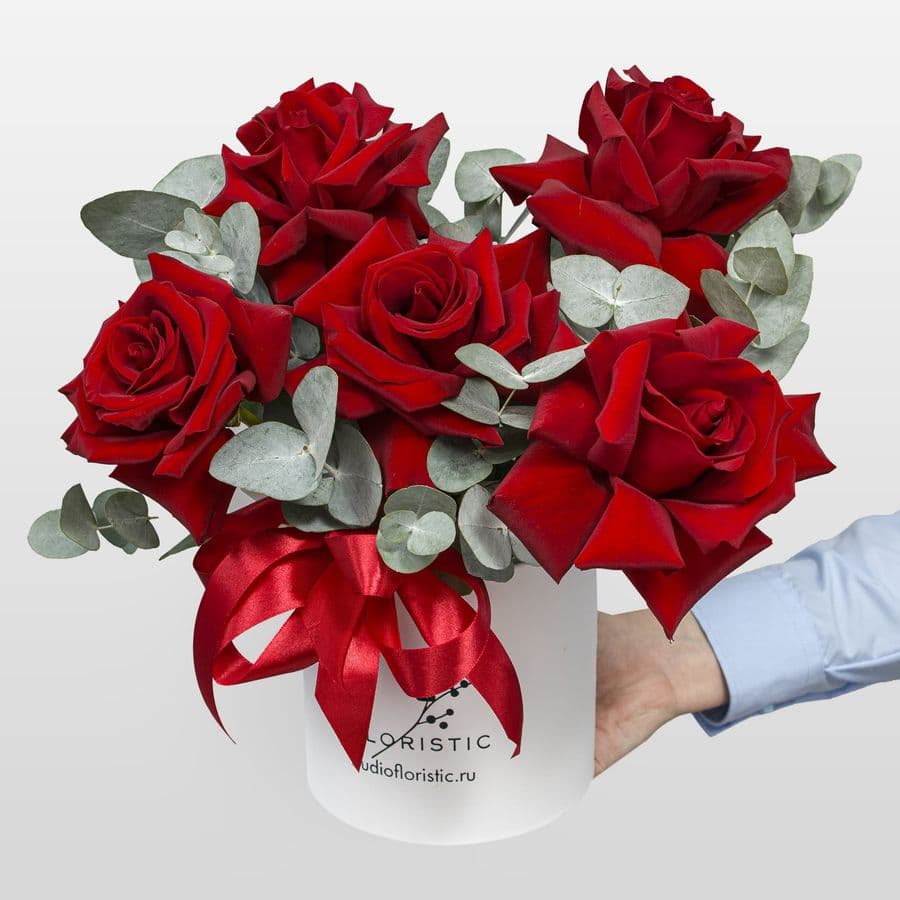 Композиция из Роз Эквадор в шляпной коробке «Алый Вихрь»