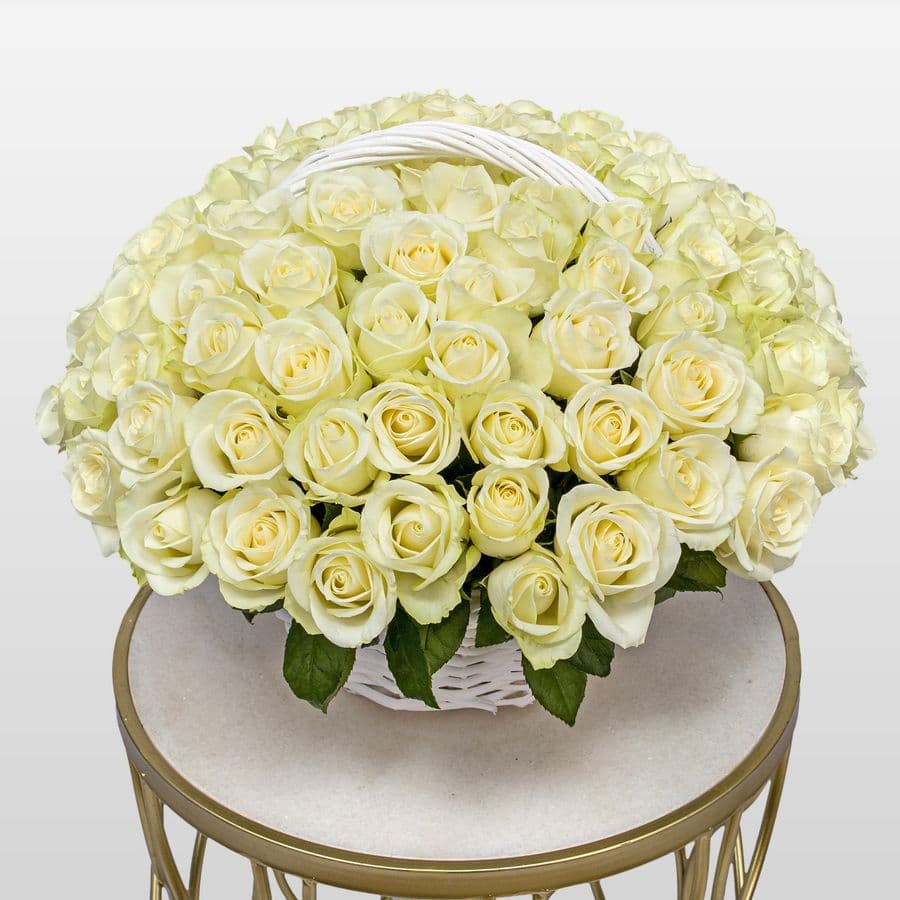 Композиция из Роз Кения 60 см в корзине «Молочная Ваниль»