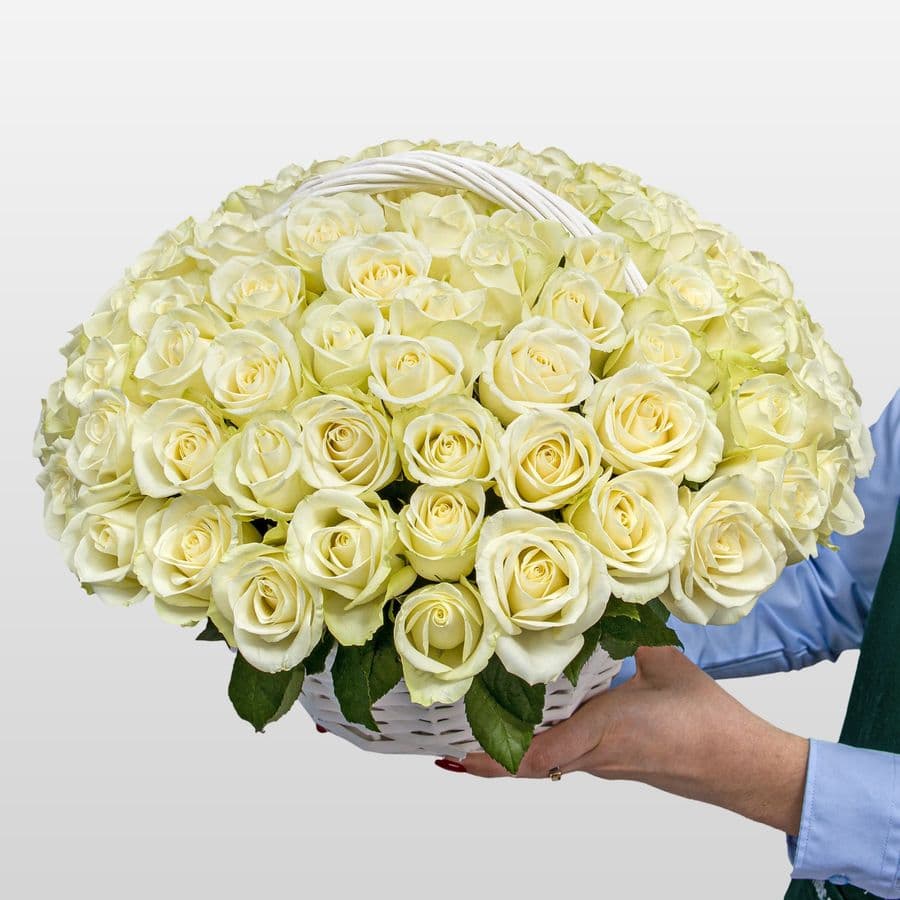 Композиция из Роз Кения 60 см в корзине «Молочная Ваниль»