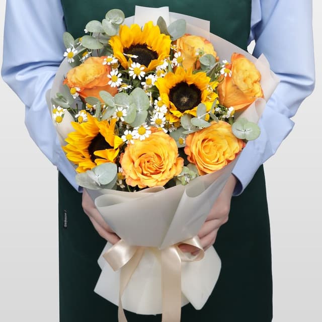 Букет из Подсолнухов, Ромашек и Роз «Жёлтое настроение» Букет из Подсолнухов, Ромашек и Роз «Жёлтое настроение»