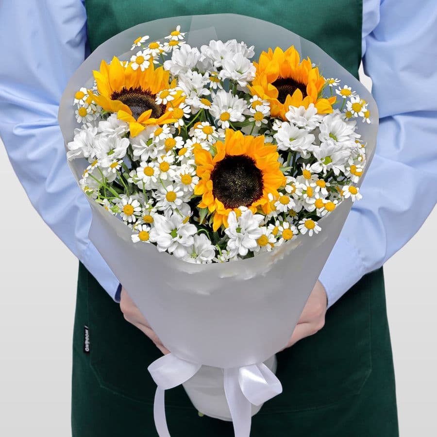 Букет из Подсолнухов, Ромашек и Сантини «Нежное сияние»