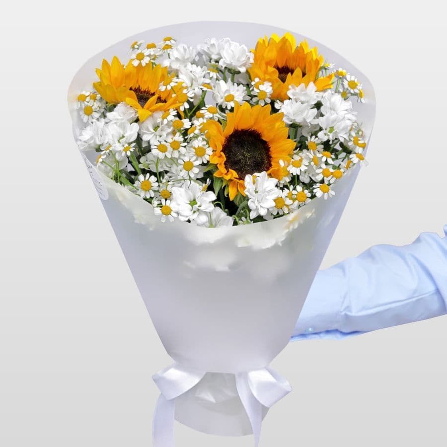 Букет из Подсолнухов, Ромашек и Сантини «Нежное сияние»
