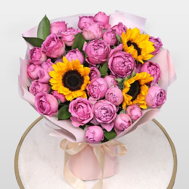 Букет из Кустовых роз и Подсолнухов «Солнечный танец» Букет из Кустовых роз и Подсолнухов «Солнечный танец»