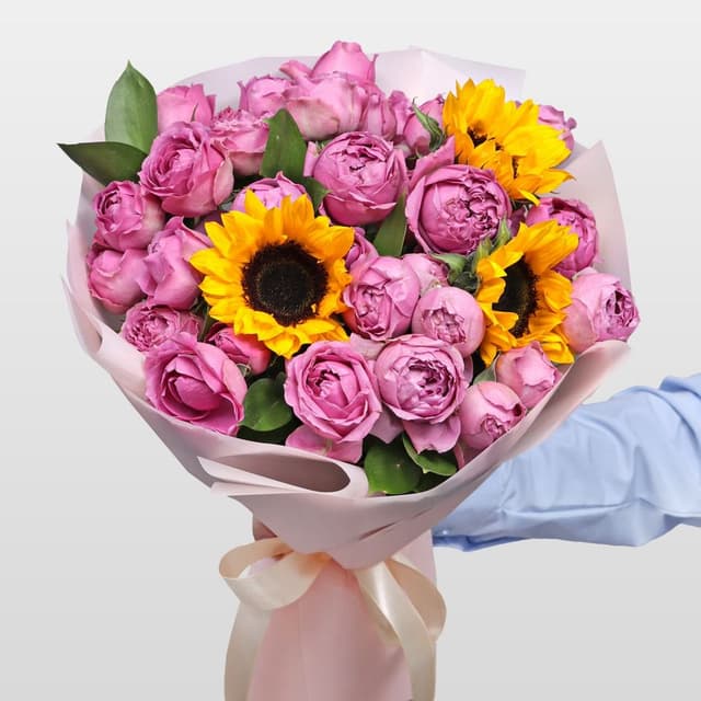 Букет из Кустовых роз и Подсолнухов «Солнечный танец» Букет из Кустовых роз и Подсолнухов «Солнечный танец»