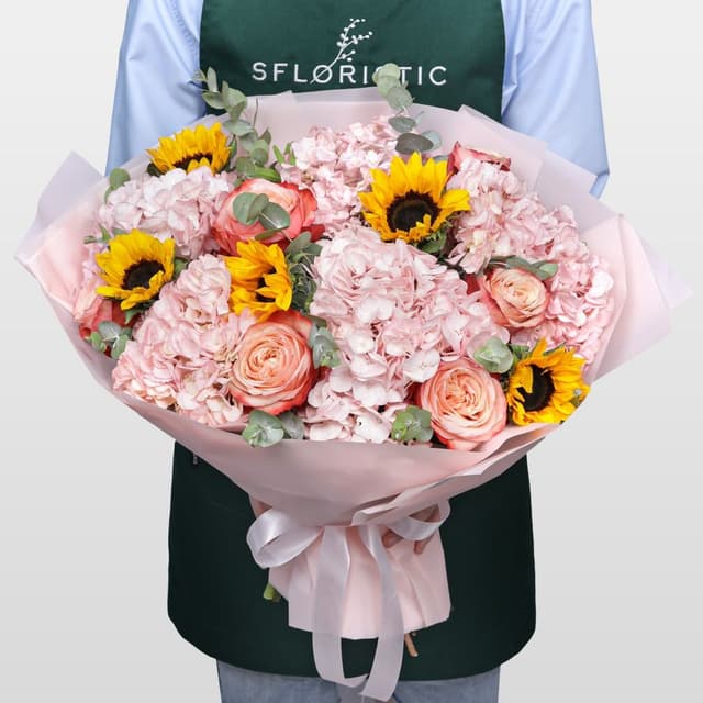 Букет из Подсолнухов, Гортензии и Роз Кахала «Медовый рассвет» Букет из Подсолнухов, Гортензии и Роз Кахала «Медовый рассвет»