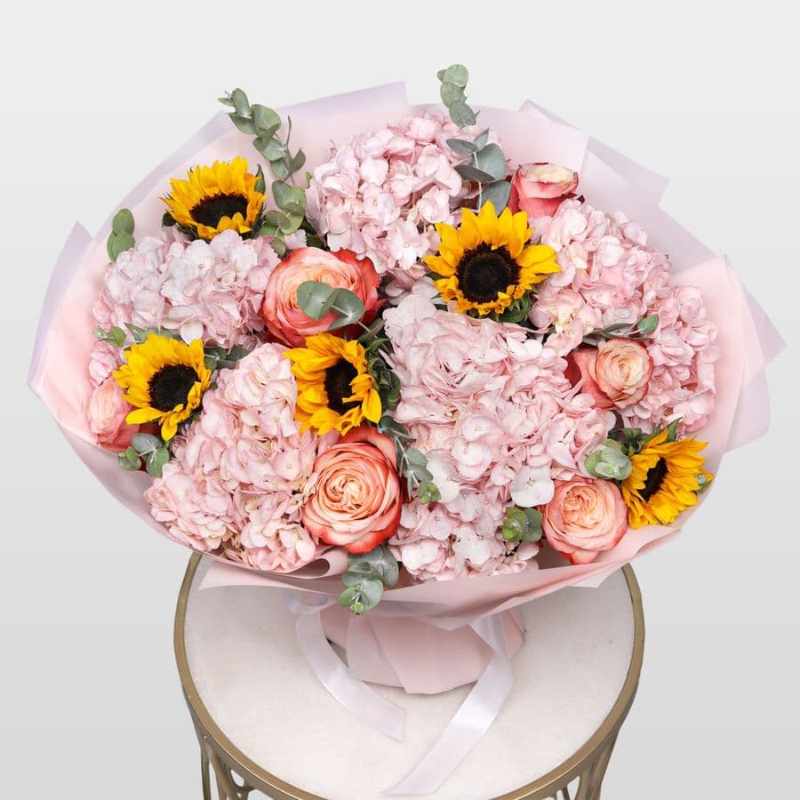 Букет из Подсолнухов, Гортензии и Роз Кахала «Медовый рассвет»