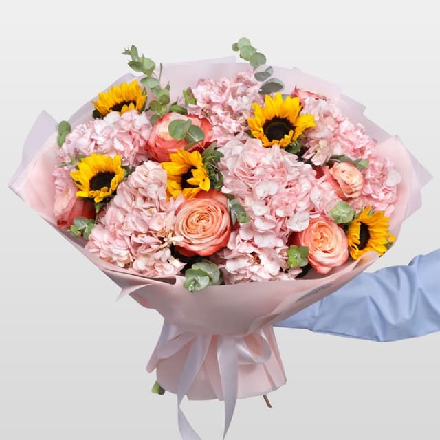 Букет из Подсолнухов, Гортензии и Роз Кахала «Медовый рассвет» Букет из Подсолнухов, Гортензии и Роз Кахала «Медовый рассвет»