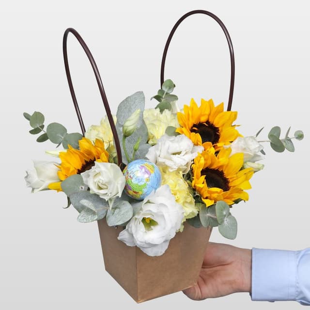 Композиция из Подсолнухов, Гвоздик и Эустомы в сумочке «Дорога к знаниям» Композиция из Подсолнухов, Гвоздик и Эустомы в сумочке «Дорога к знаниям»