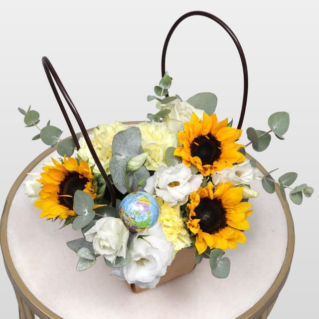 Композиция из Подсолнухов, Гвоздик и Эустомы в сумочке «Дорога к знаниям» Композиция из Подсолнухов, Гвоздик и Эустомы в сумочке «Дорога к знаниям»