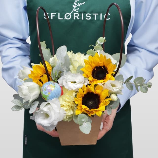 Композиция из Подсолнухов, Гвоздик и Эустомы в сумочке «Дорога к знаниям» Композиция из Подсолнухов, Гвоздик и Эустомы в сумочке «Дорога к знаниям»