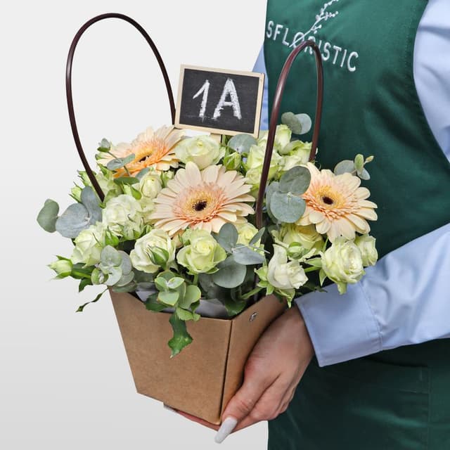 Композиция из Кустовых Роз и Гермини в сумочке «Школьный день» Композиция из Кустовых Роз и Гермини в сумочке «Школьный день»