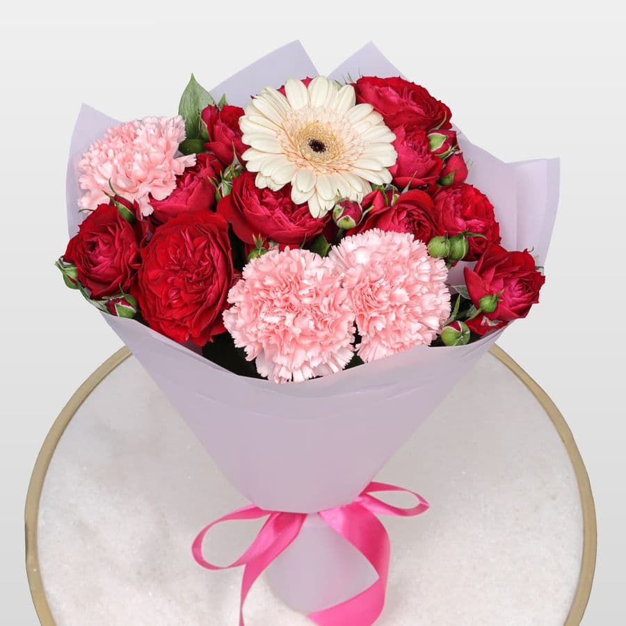 Букет из Кустовых Роз, Гвоздик и Гермини «Вихрь цветов»