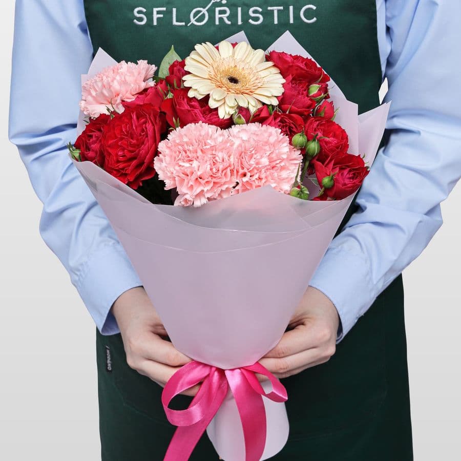 Букет из Кустовых Роз, Гвоздик и Гермини «Вихрь цветов»