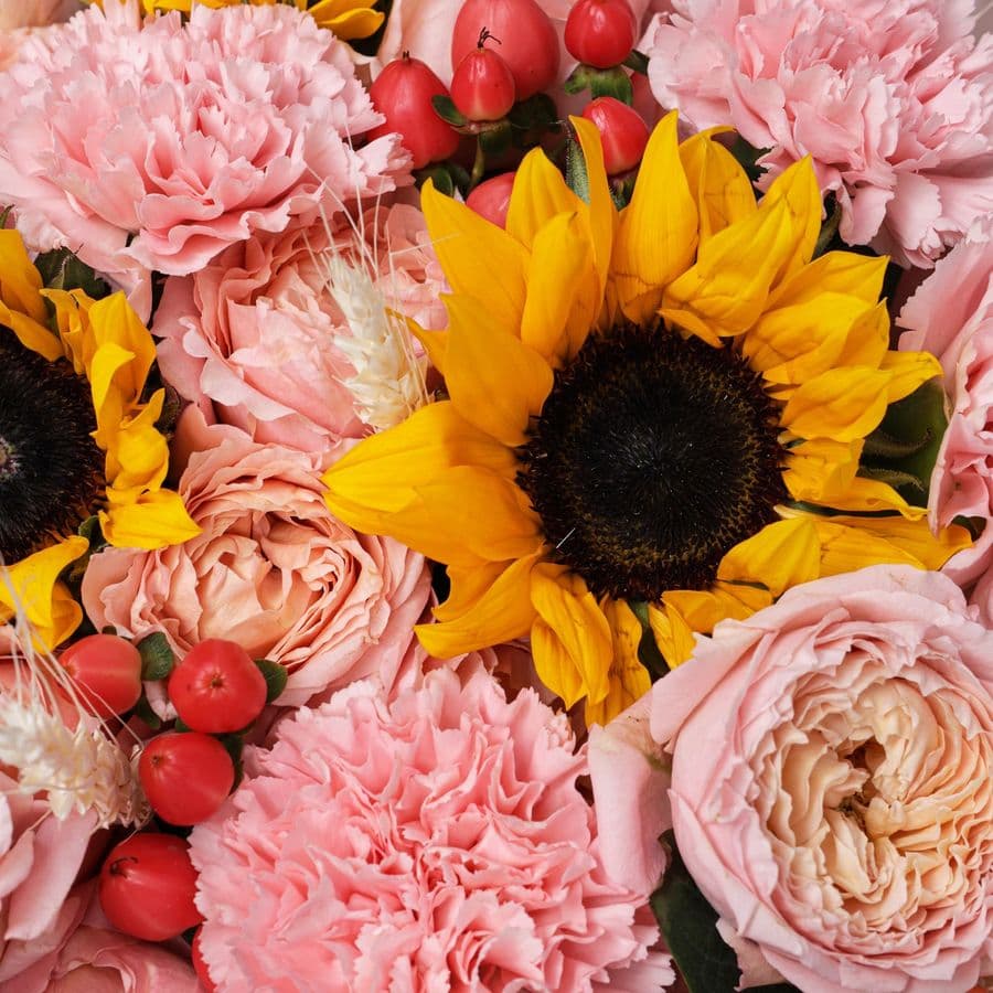 Букет из Подсолнухов, Роз и Гвоздик «Яркий урожай»