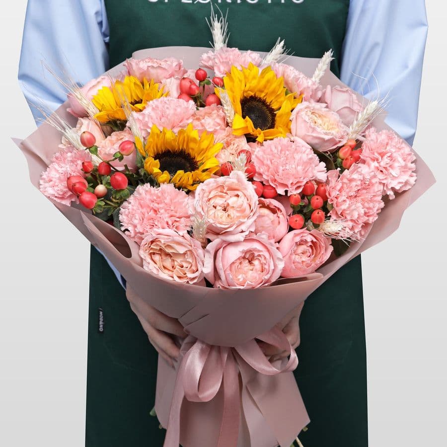Букет из Подсолнухов, Роз и Гвоздик «Яркий урожай»