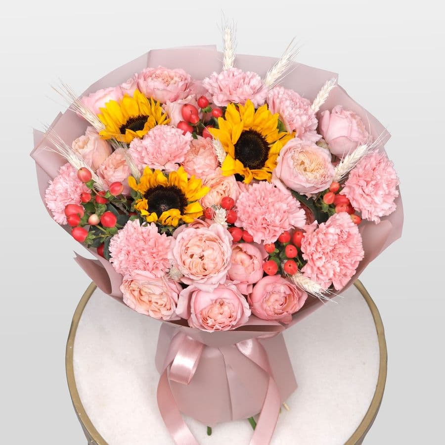 Букет из Подсолнухов, Роз и Гвоздик «Яркий урожай»