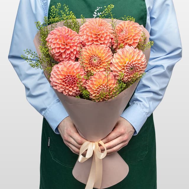 Букет из Георгин и Тласпи «Апельсиновый Закат» Букет из Георгин и Тласпи «Апельсиновый Закат»