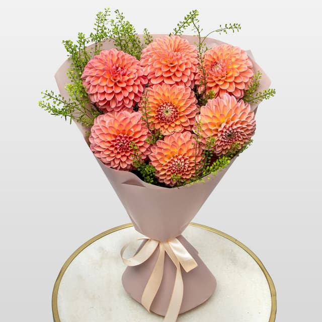 Букет из Георгин и Тласпи «Апельсиновый Закат» Букет из Георгин и Тласпи «Апельсиновый Закат»