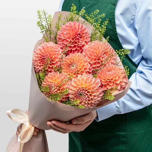 Букет из Георгин и Тласпи «Апельсиновый Закат» Букет из Георгин и Тласпи «Апельсиновый Закат»