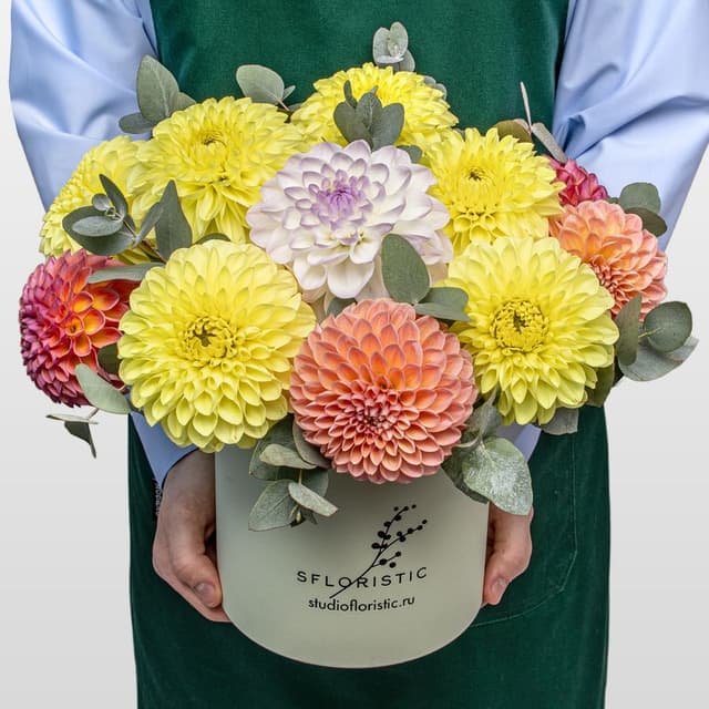 Композиция из Георгин и Эвкалипта в шляпной коробке «Солнечный Коктейль» Композиция из Георгин и Эвкалипта в шляпной коробке «Солнечный Коктейль»