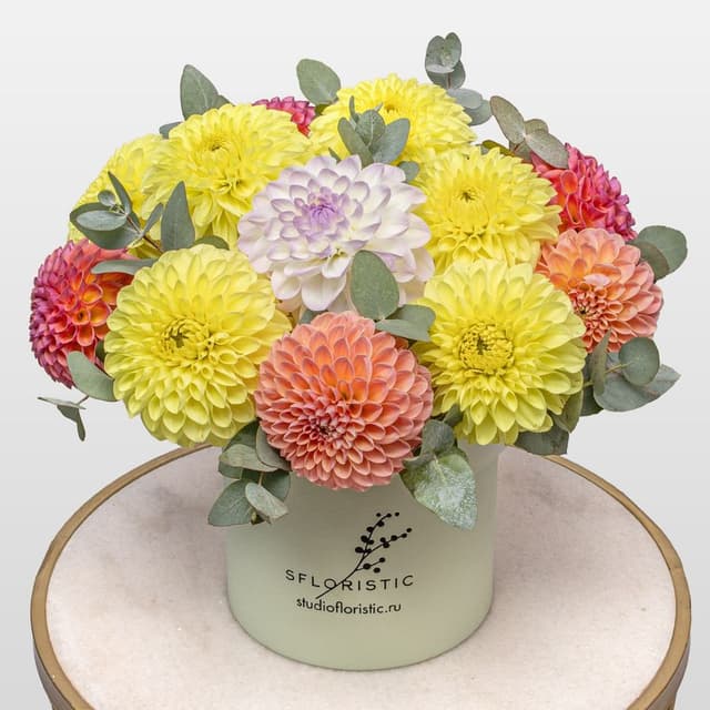 Композиция из Георгин и Эвкалипта в шляпной коробке «Солнечный Коктейль» Композиция из Георгин и Эвкалипта в шляпной коробке «Солнечный Коктейль»