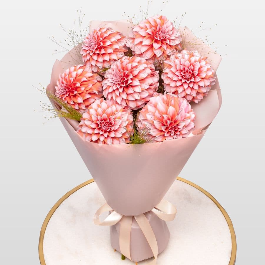 Букет из Георгин и Паникума «Нежный Шелк»