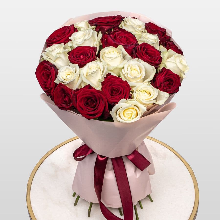 Букет из красных и белых Роз Россия 25 шт «Исповедь Сердца»