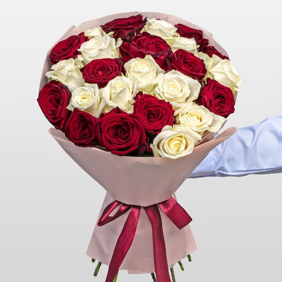 Букет из красных и белых Роз Россия 25 шт «Исповедь Сердца»