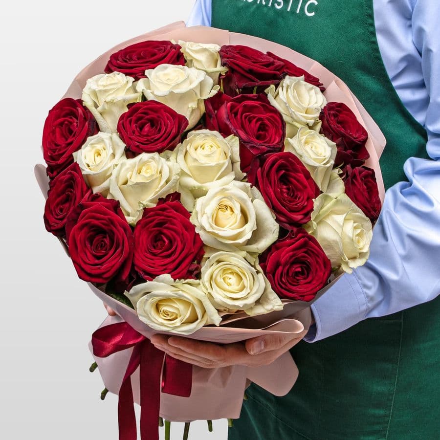 Букет из красных и белых Роз Россия 25 шт «Исповедь Сердца»