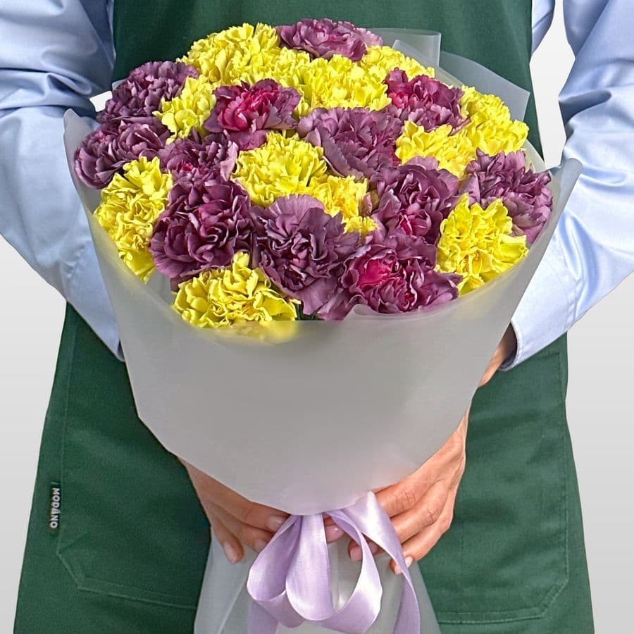 Букет из желтых и фиолетовых Гвоздик 25 шт «Маскарад»
